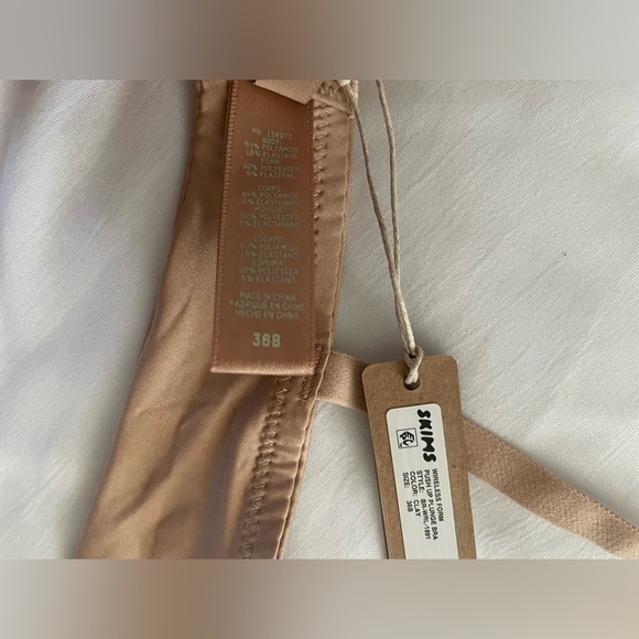 Skims wireless form push-up plunge bra - Picture 2 of 9